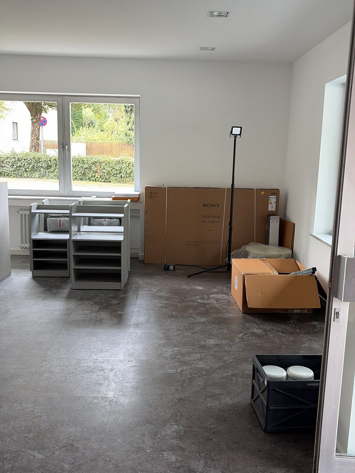 Möbelaufbau am Fenster: Schrankelemente und angelieferte Kartons im Empfangsbereich