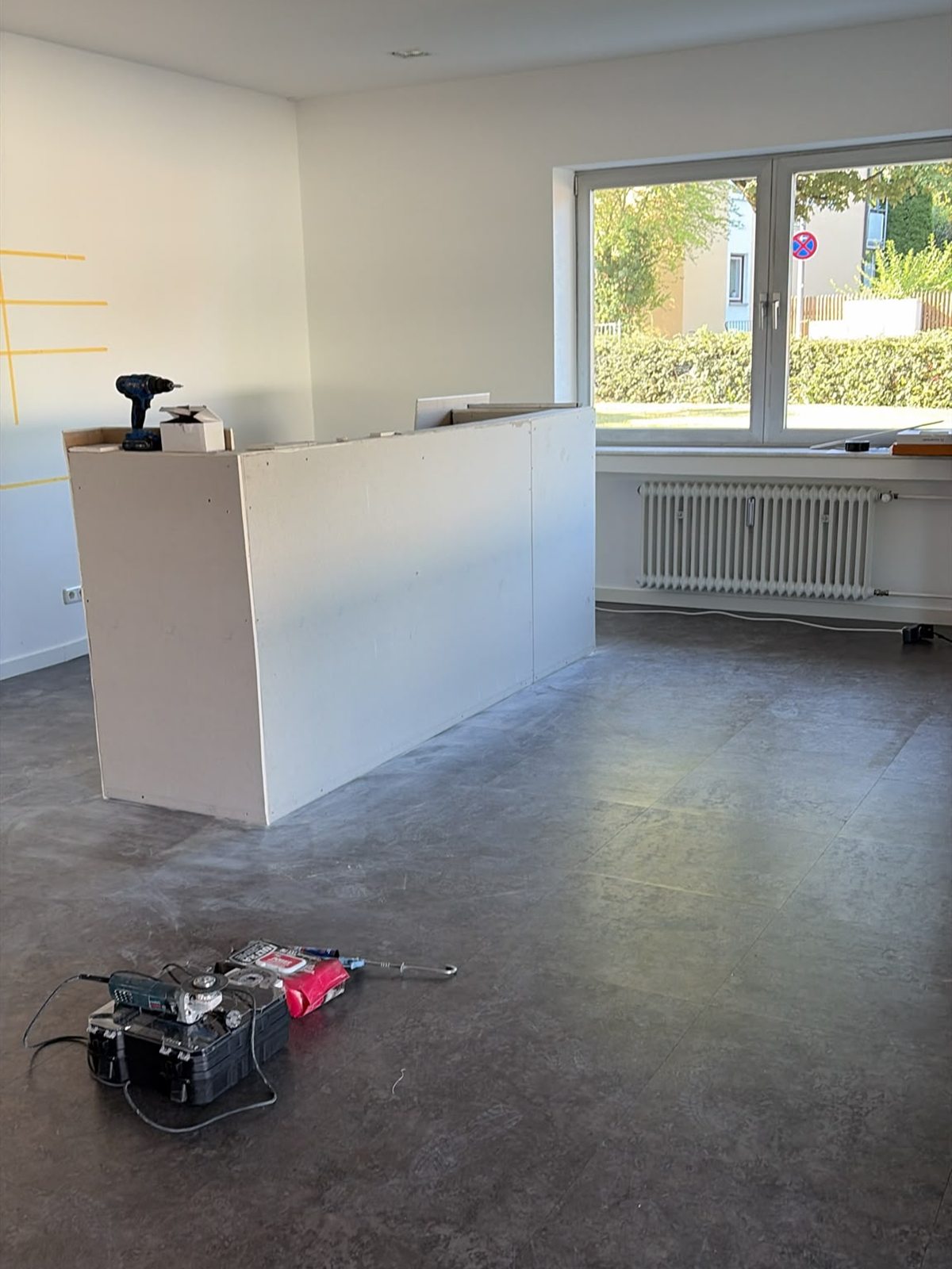 Fit-out of the BEWEI Lounge: the new reception desk under construction in front of the window front