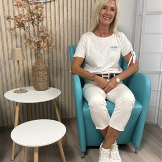 Linda Treutlein in the reception area of the BEWEI Lounge Allendorf/Eder