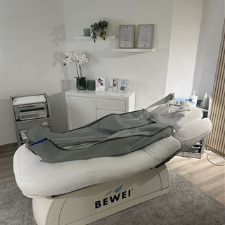 BEWEI couch with the treatment cuff in place