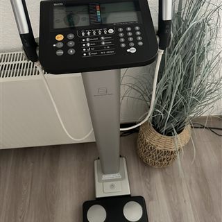 BEWEI device with body analysis scale