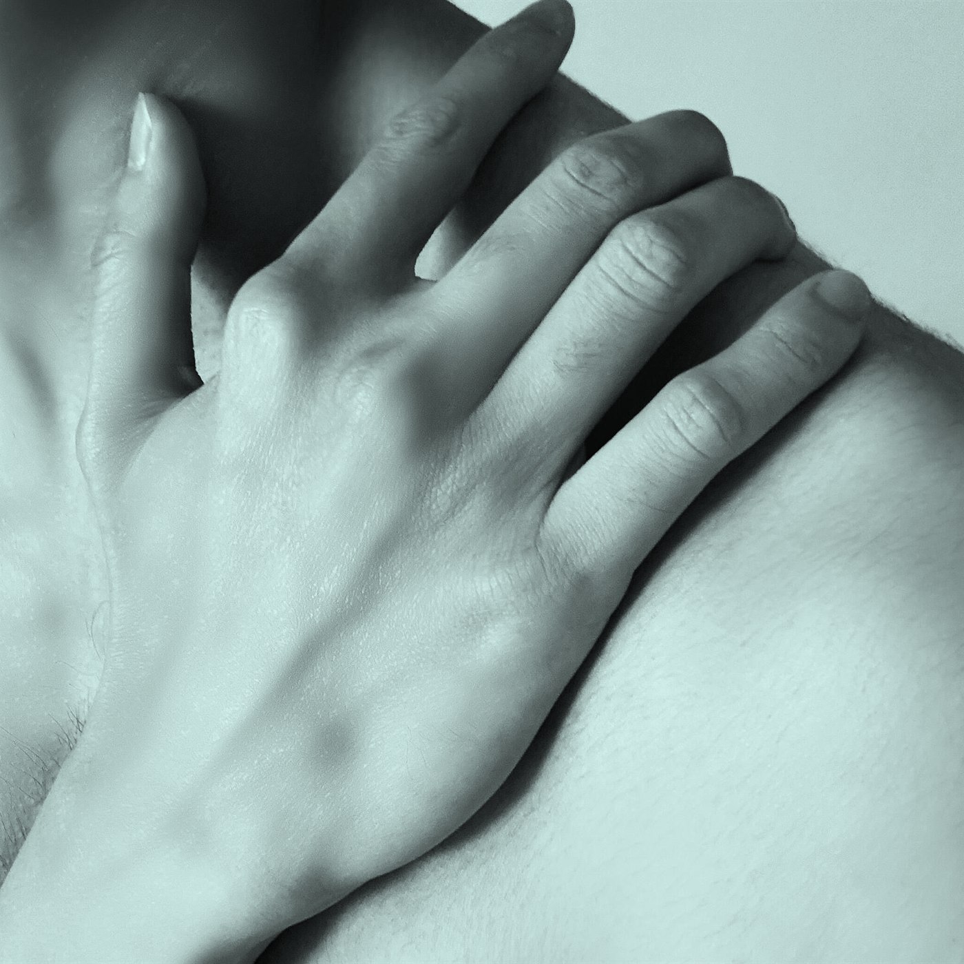 BEWEI Hands — angeleuchtete Hand vor dunklem Grund